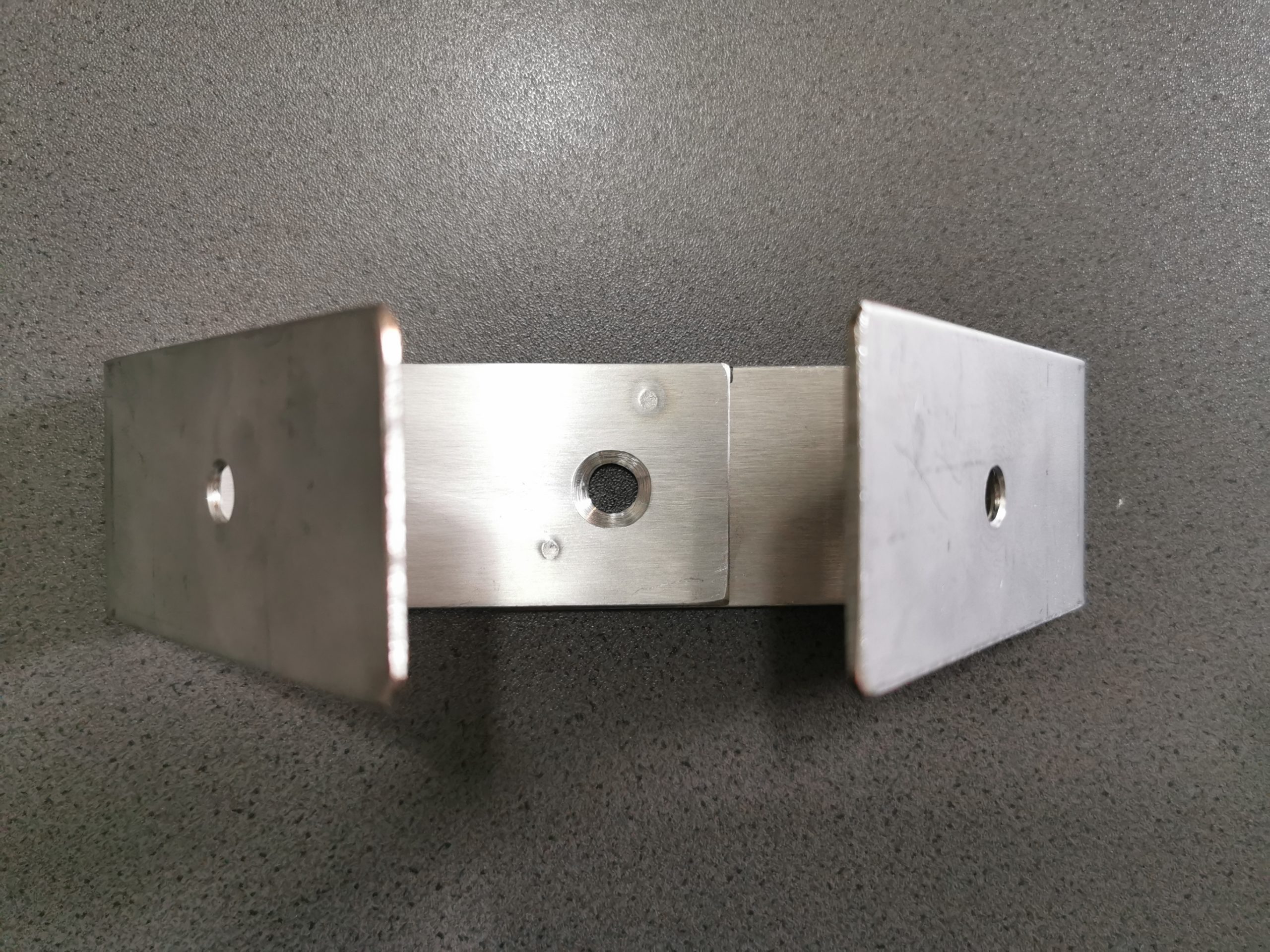 Parkschild.net _ die Parkschild-Halterung aus Edelstahl_Winkelbleche_Bodenmontage_2