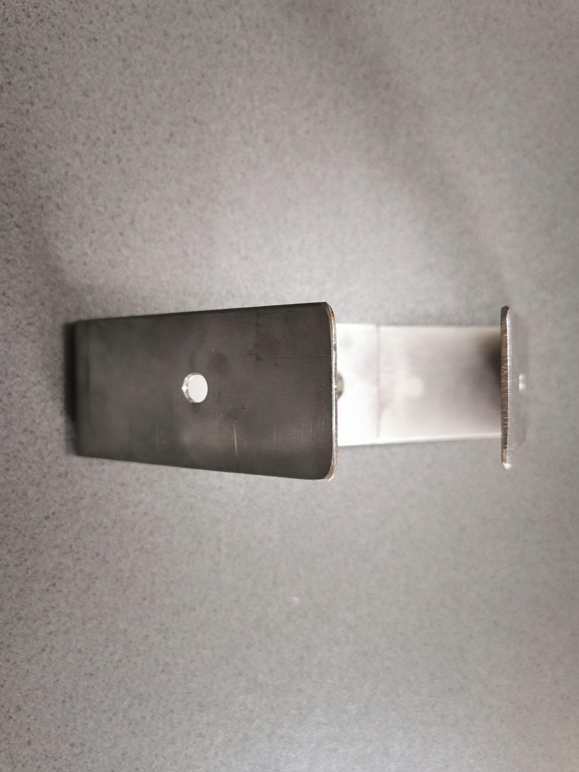 Parkschild.net _ die Parkschild-Halterung aus Edelstahl_Winkelbleche_Bodenmontage_3