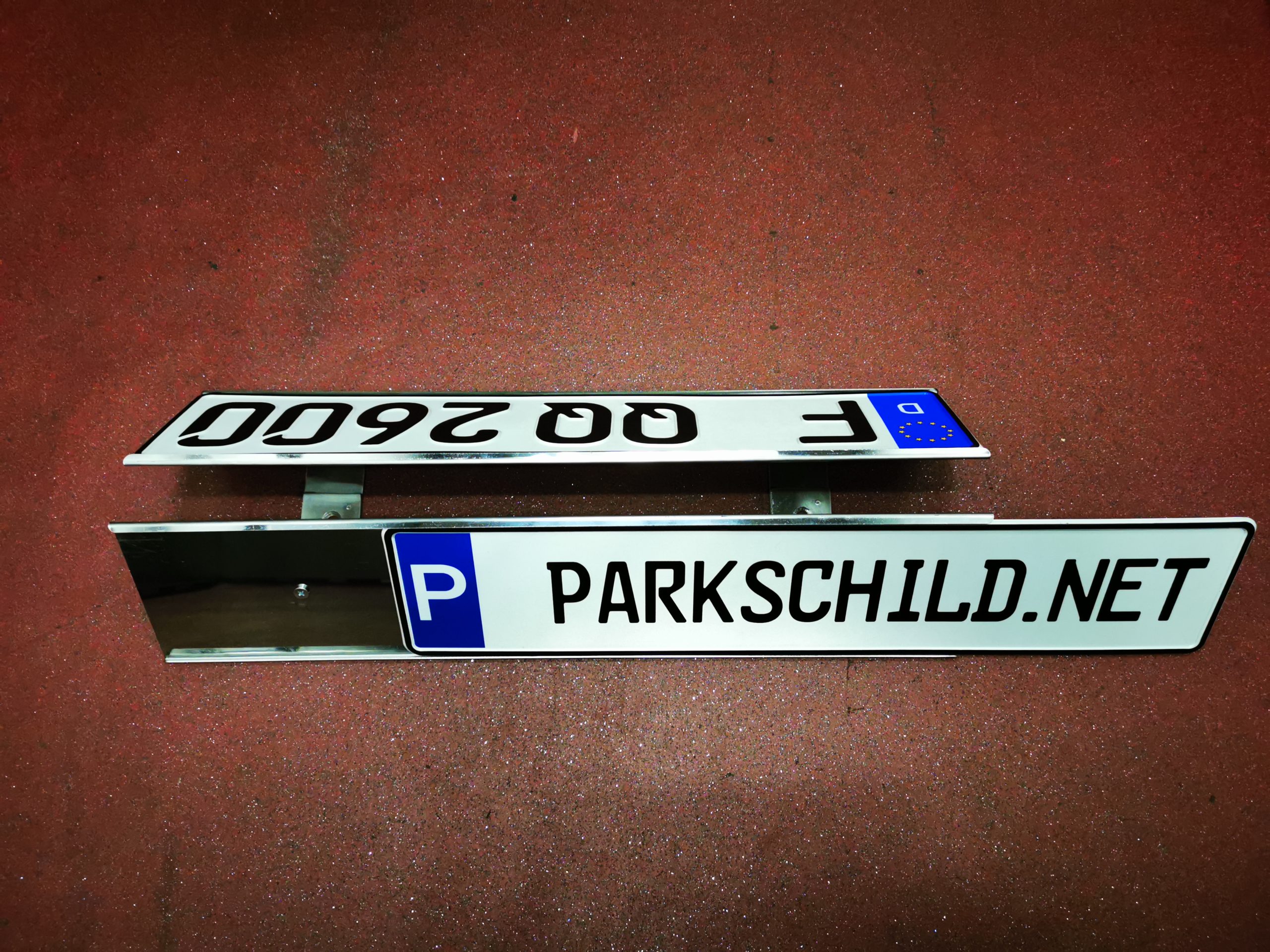 Parkschild.net_Parkschildhalterung_Edelstahl_zum_Einschieben_zwei_KFZ-Schilder_Bodenmontage_halb_eingeschoben