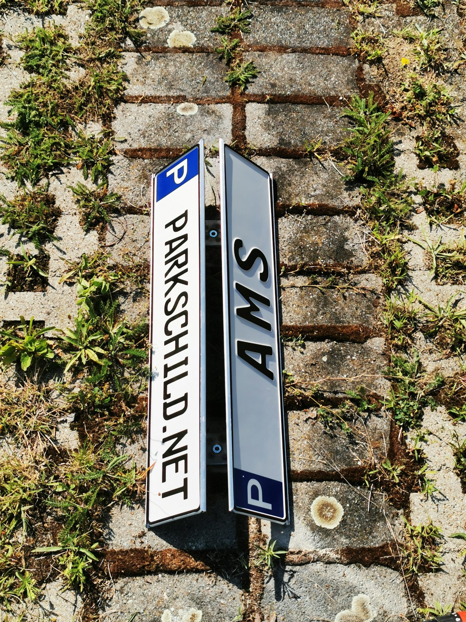 Parkschildhalterung aus Edelstahl zum Einschieben von zwei KFZ-Schilder zur Bodenmontage Parkschildhalterung aus Edelstahl zum Einschieben von zwei KFZ-Schilder zur Bodenmontage