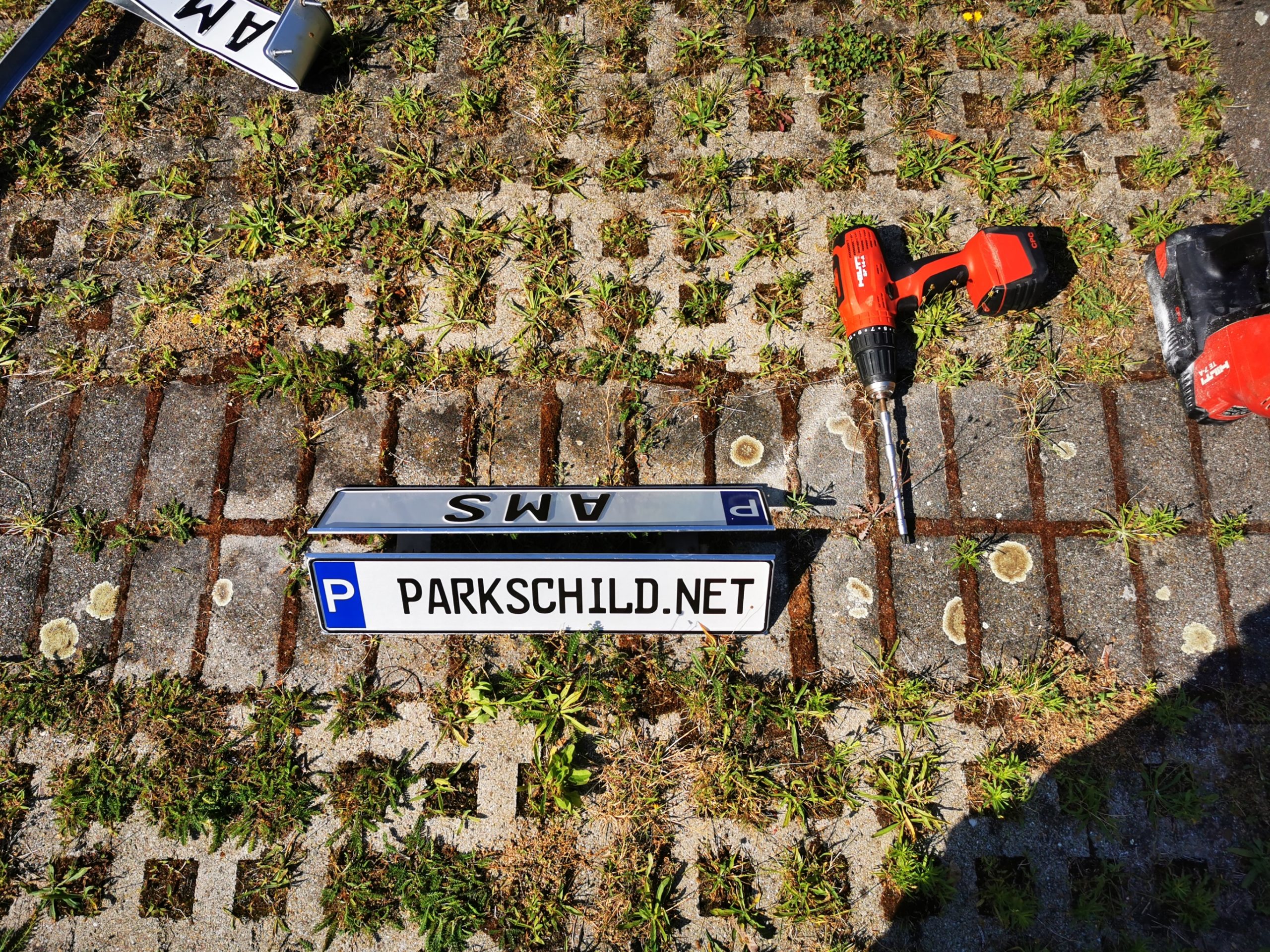 Parkschildhalterung aus Edelstahl zum Einschieben von zwei KFZ-Schilder zur Bodenmontage_3